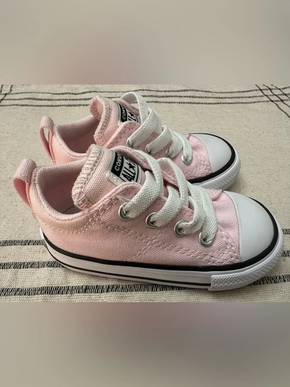 Converse Kids Low Top Sneakers in Light Pink and White